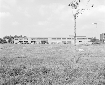 880975 Gezicht op de voorgevel van de Dr. H. van der Hoevenkliniek (Willem Dreeslaan 2) te Utrecht, vanaf een ...